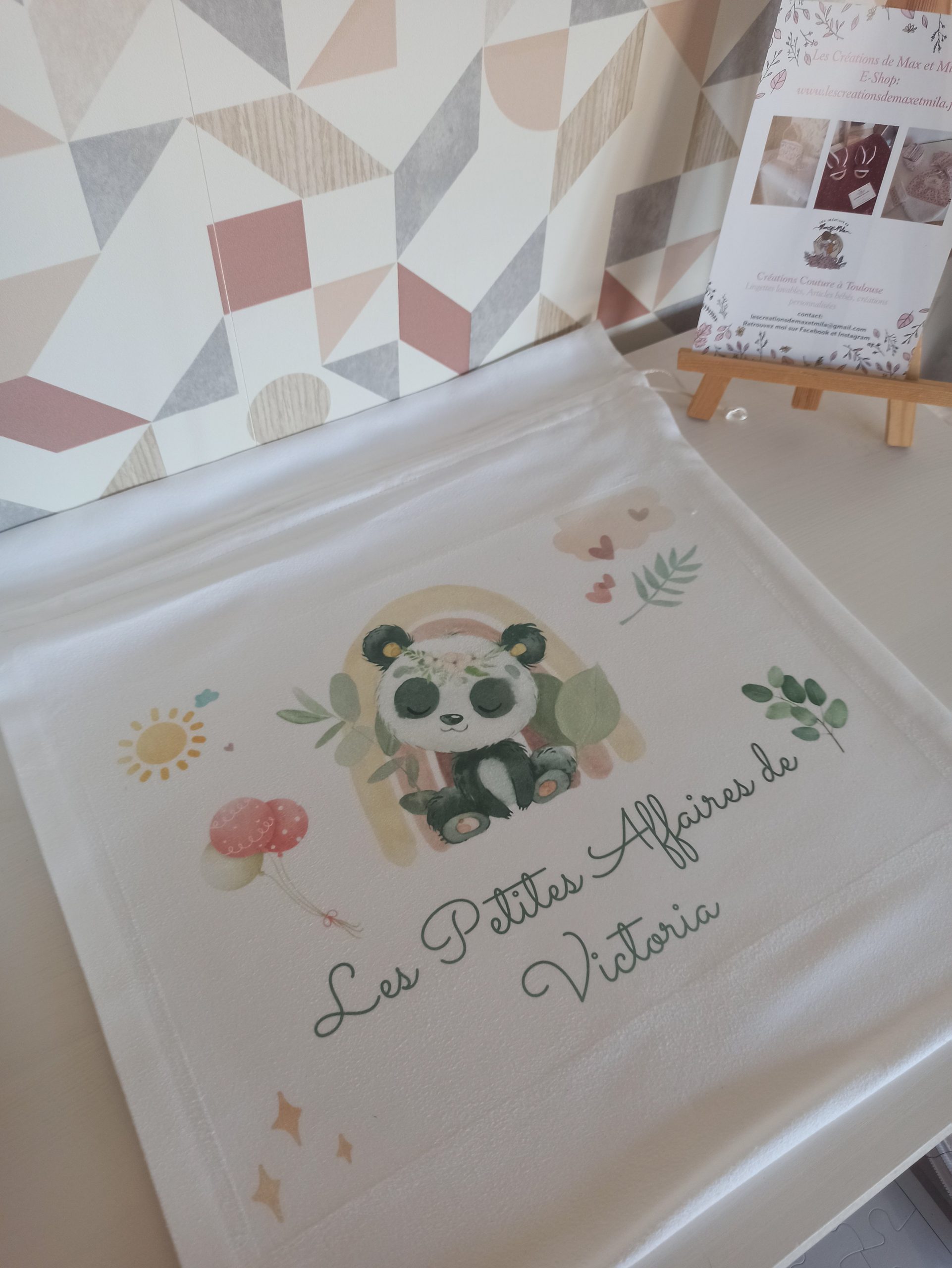 123980-scaled.jpg Pochon en tissu blanc avec motifs panda et arc-en-ciel, personnalisé avec l’inscription "Les petites affaires de Victoria"