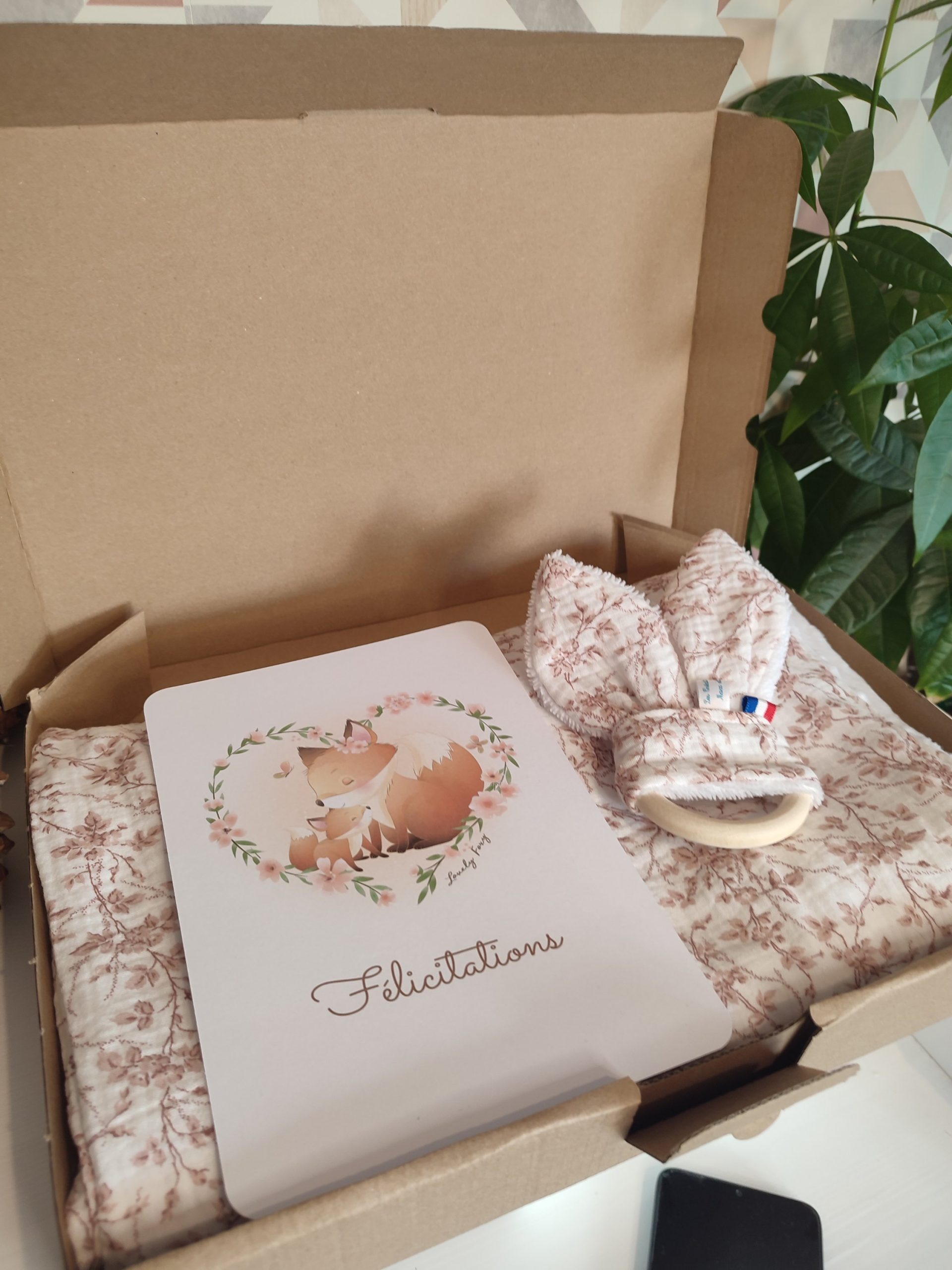 IMG_20240104_162422-scaled.jpg Coffret cadeau naissance artisanal avec couverture bébé, anneau de dentition en tissu et carte illustrée, fait main en France – Les Créations de Max et Mila